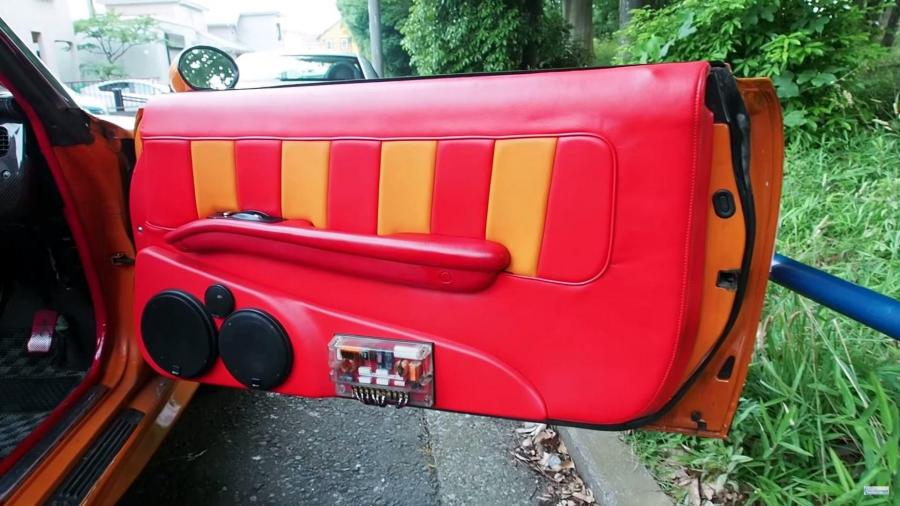 Детали интерьера Nissan Figaro Show Car 1992 года  (фото 11 из 12)